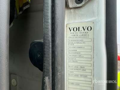 2013 Volvo VHD84B Volvo 8x4 Roll-Off Truck (Inoperable)