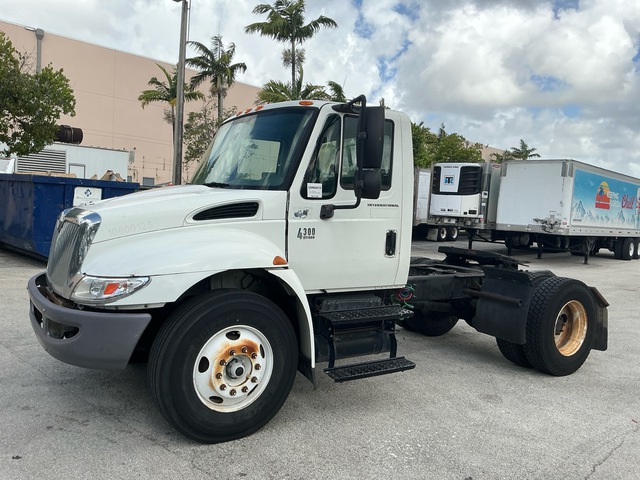 2006 International 4300 4x2 S/A Day Cab Truck Tractor