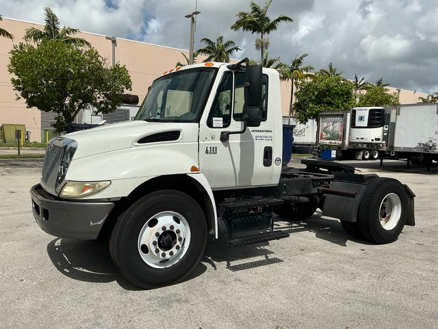 2006 International 4300 4x2 S/A Day Cab Truck Tractor