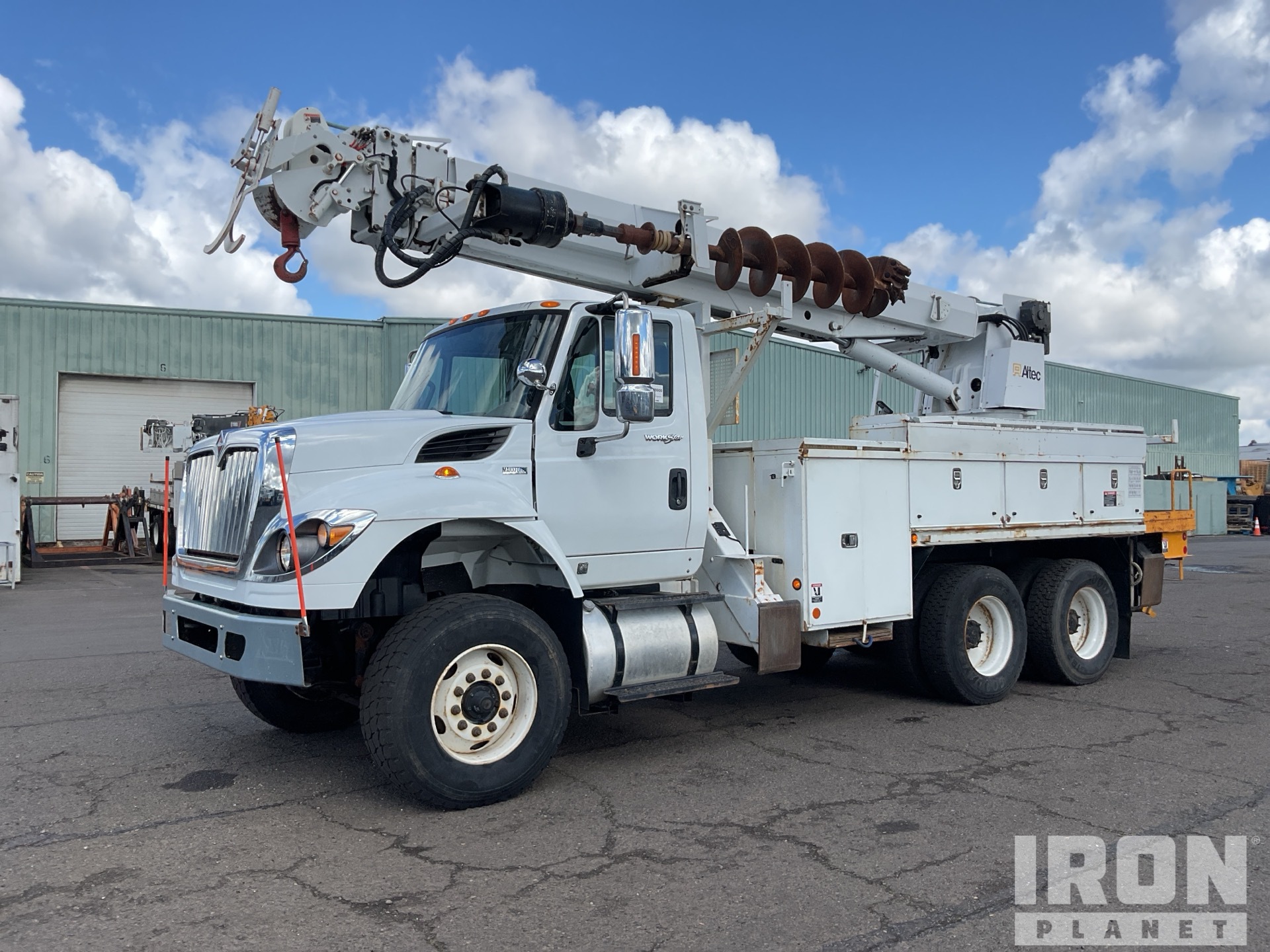 Altec D3050A T R on 2012 International 7400 WorkStar 6x4 Digger