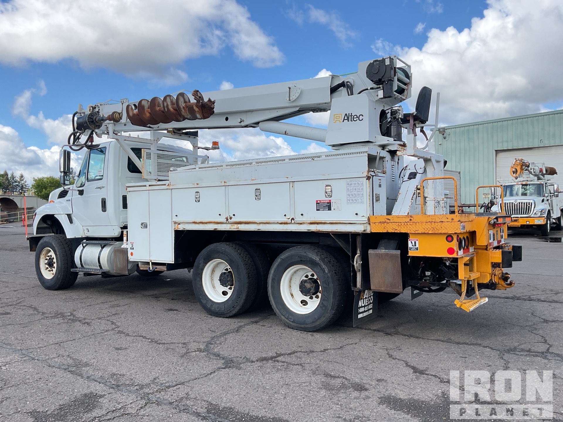 Altec D3050A T R on 2012 International 7400 WorkStar 6x4 Digger