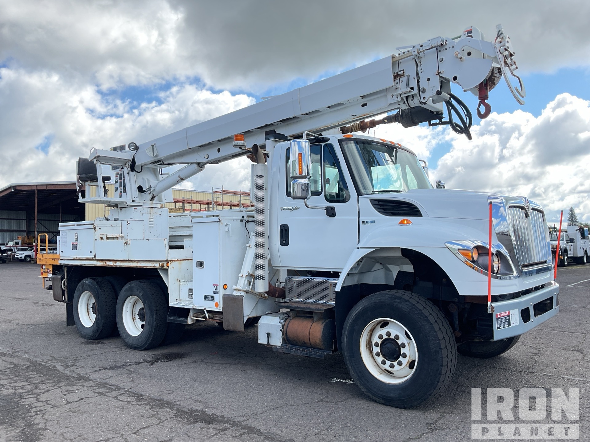 Altec D3050A T R on 2012 International 7400 WorkStar 6x4 Digger