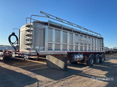 2013 Stargate 35 ft Tri/A Remolque banera