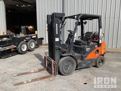 2022 Doosan G25E-7 4600 lb Pneumatic Tire Chariot Élévateur