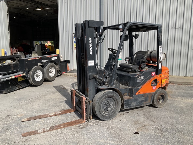 2022 Doosan G25E-7 4600 lb Pneumatic Tire Forklift
