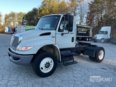 2009 International 4400 4x2 S/A Day Cab Truck Tractor