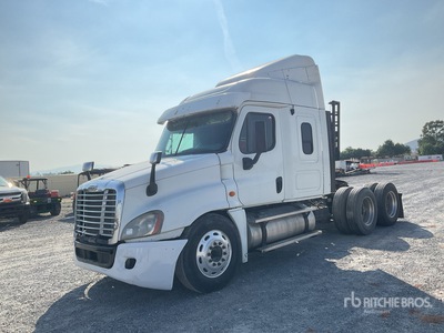 2013 Freightliner Cascadia 6x4 Tractocamion con Dormitorio (INOPERABLE) / T/A Sleeper Truck Tractor (Inoperable)