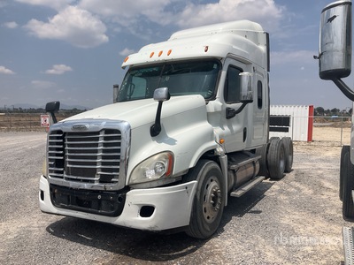 2013 Freightliner Cascadia 6x4 Tractocamion con Dormitorio (INOPERABLE) / T/A Sleeper Truck Tractor (Inoperable)