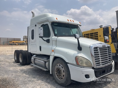 2013 Freightliner Cascadia 6x4 Tractocamion con Dormitorio (INOPERABLE) / T/A Sleeper Truck Tractor (Inoperable)