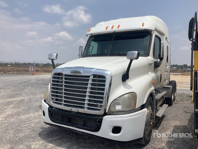 2013 Freightliner Cascadia 6x4 Tractocamion con Dormitorio (INOPERABLE) / Cabeza Tractora Cabina Dormitorio (Inoperable)