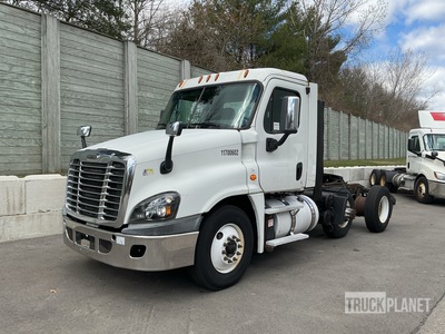 2017 Freightliner Cascadia 6x4 Tri/A Day Cab Truck Tractor