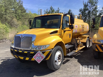 2006 (unverified) International 4200 1000 gal 4x2 Tanker Truck