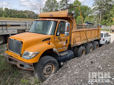 2004 International 7600 8x4 Camion à benne basculante Tri/E (Inoperable)