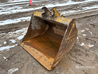 Brandt 44 in Q/C Cleanup Excavator Bucket - Fits John Deere 75D