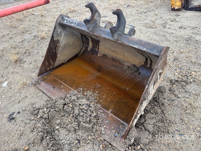 36 in Q/C Cleanup Excavator Bucket - Fits Hitachi ZX35U-5