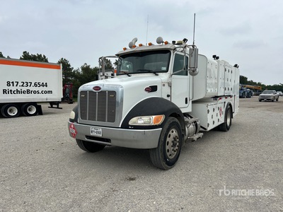 2015 Peterbilt 337 4x2 Camion de combustible y lubricacion