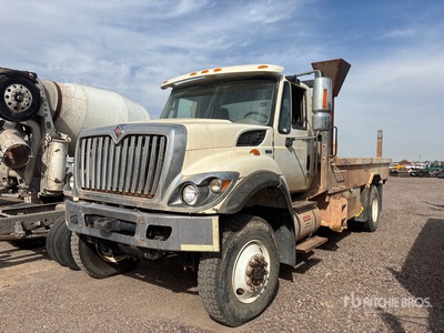 2013 International 7300 4x4 Ciężarówka z płaską platformą (Inoperable)