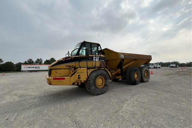 2005 Cat 725 Articulated Dump Truck