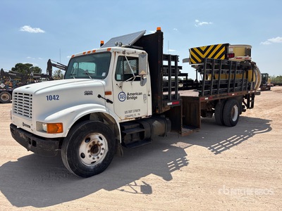 2000 International 4900 4x2 Camion amortisseur d'impact