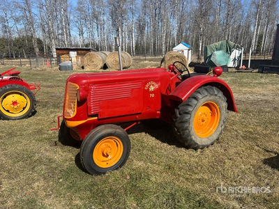 Oliver Cockshutt 70 2WD Wide Front Tractor histórico