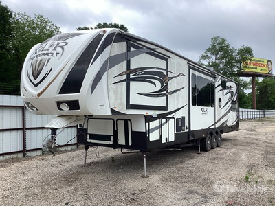 2015 Forest River XLR Thunderbolt 44 ft Tri/A Toy Hauler Remorque récréative