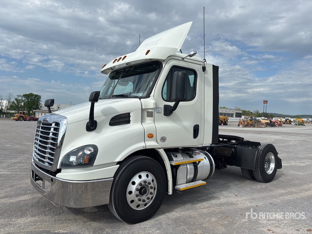 2017 Freightliner Cascadia 113 4x2 S/A Day Cab Truck Tractor