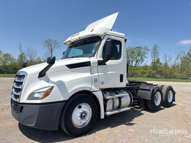 2019 Freightliner Cascadia 126 6x4 T/A Day Cab Truck Tractor