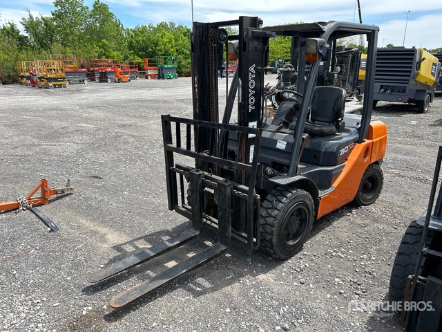 Toyota SAS 30 Pneumatic Tire Forklift