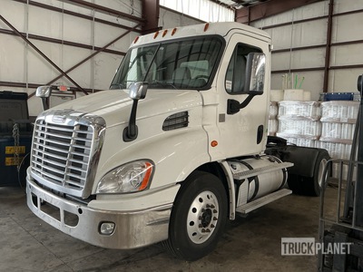 2013 Freightliner CA113 4x2 Cabeza Tractora Cabina Corta