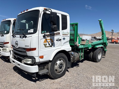 2011 Nissan UD3300E 4x2 Camion à système de levage à crochet (Inoperable)
