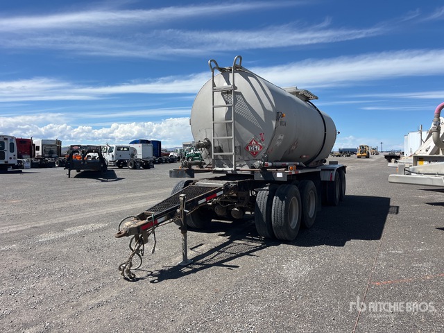 1996 Polar 4400 gal Quad/A Turntable Tanker Trailer
