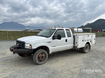 2005 Ford F-350 XL 4x4 Extended Cab Utility Truck