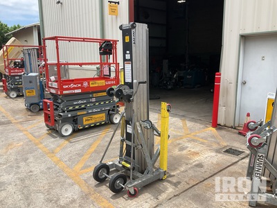 Sumner 2124 Material Hoist