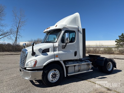 2014 Freightliner Cascadia 113 4x2 S/A Day Cab Truck Tractor