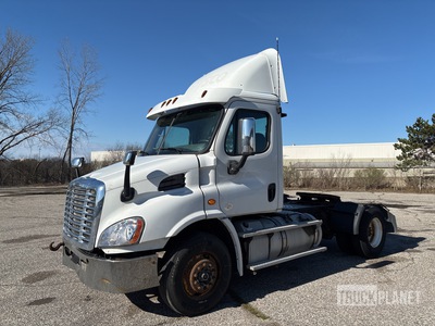 2014 Freightliner Cascadia 113 4x2 S/A Day Cab Truck Tractor