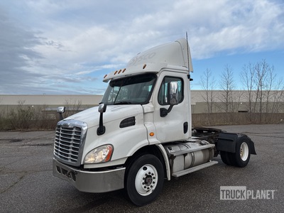 2014 Freightliner Cascadia 113 4x2 S/A Day Cab Truck Tractor