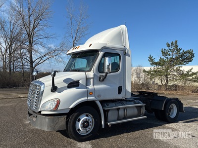 2014 Freightliner Cascadia 113 4x2 S/A Day Cab Truck Tractor