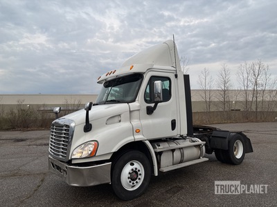 2014 Freightliner Cascadia 113 4x2 S/A Day Cab Truck Tractor