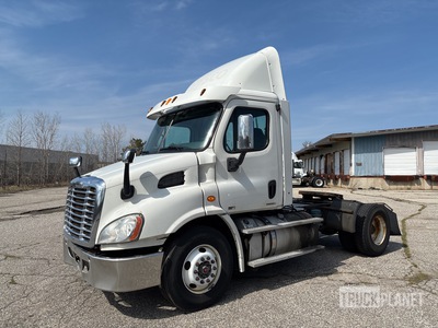 2012 Freightliner Cascadia 113 4x2 S/A Day Cab Truck Tractor