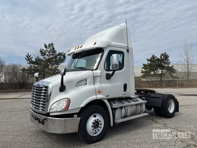 2012 Freightliner Cascadia 113 4x2 S/A Day Cab Truck Tractor