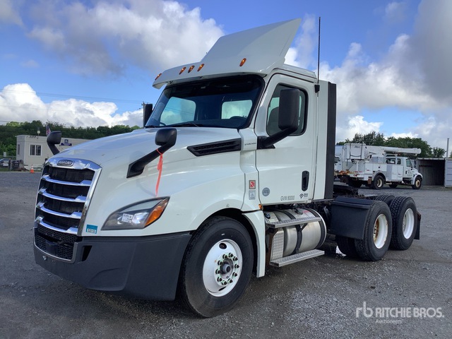 2018 Freightliner Cascadia 126 6x4 T/A Day Cab Truck Tractor