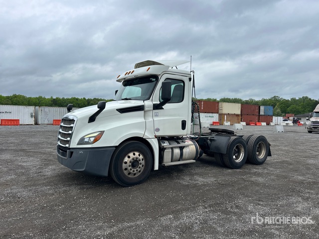 2018 Freightliner Cascadia 126 6x4 T/A Day Cab Truck Tractor