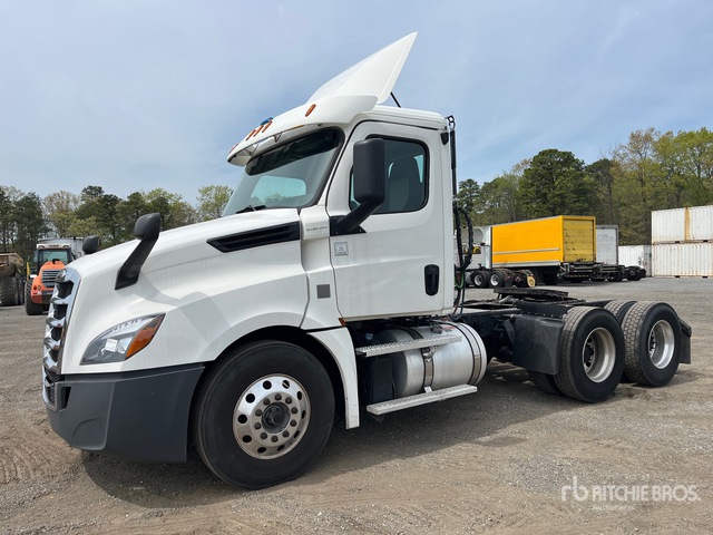 2020 Freightliner Cascadia 126 6x4 T/A Day Cab Truck Tractor