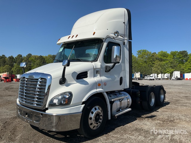 2018 Freightliner Cascadia 113 6x4 T/A Day Cab Truck Tractor