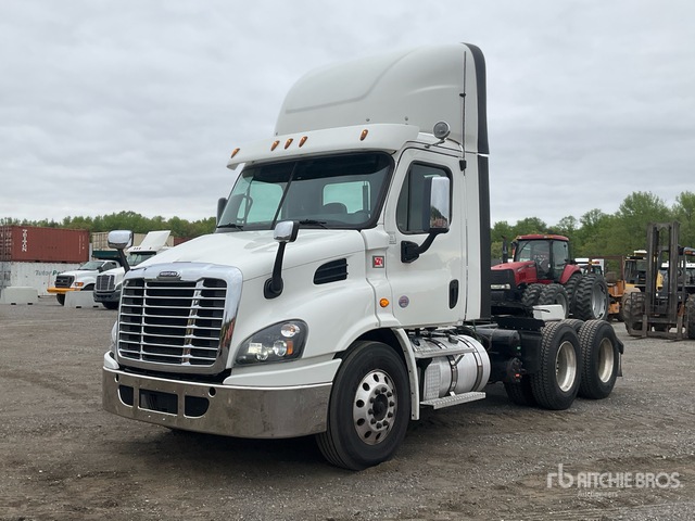 2018 Freightliner Cascadia 113 6x4 T/A Day Cab Truck Tractor