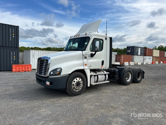 2018 Freightliner Cascadia 125 6x4 T/A Day Cab Truck Tractor