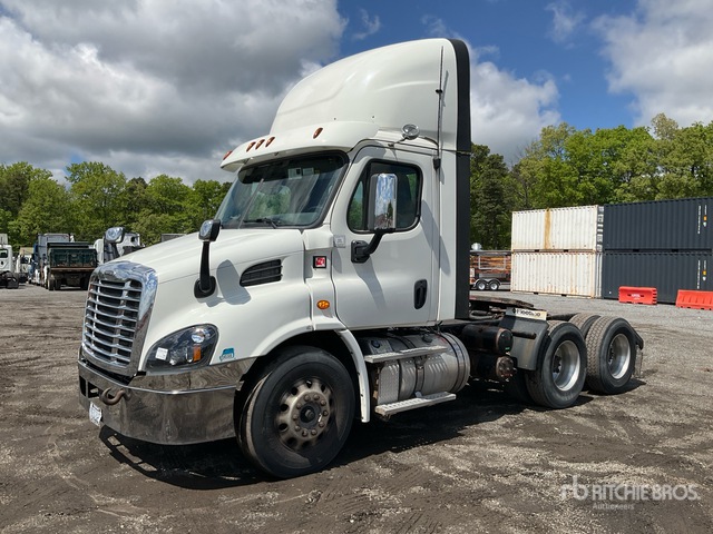 2018 Freightliner Cascadia 113 6x4 T/A Day Cab Truck Tractor