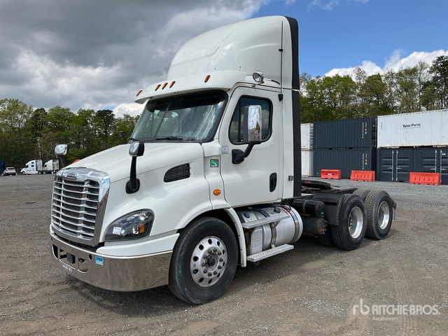 2018 Freightliner Cascadia 113 6x4 T/A Day Cab Truck Tractor