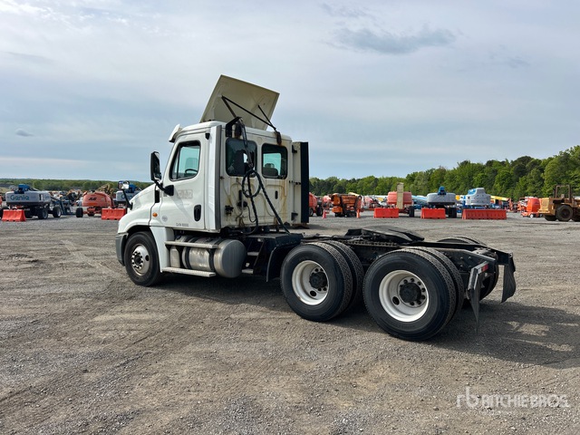 2018 Freightliner Cascadia 125 6x4 T/A Day Cab Truck Tractor