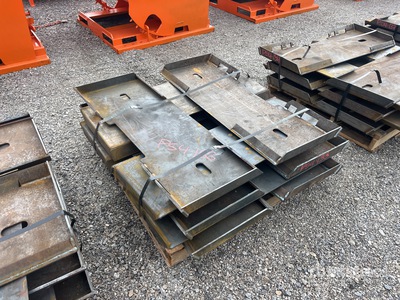 Quantity of (10) 2025 Kit Containers QT-F-BLANK Montageplatte für Kompaktlader-Anbaugerät (Unused)